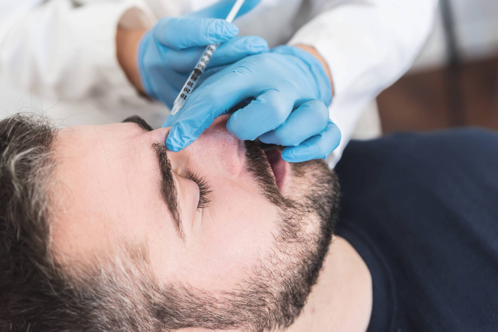 Justiça anula norma que ampliava atuação de dentistas na harmonização facial; entenda o impacto